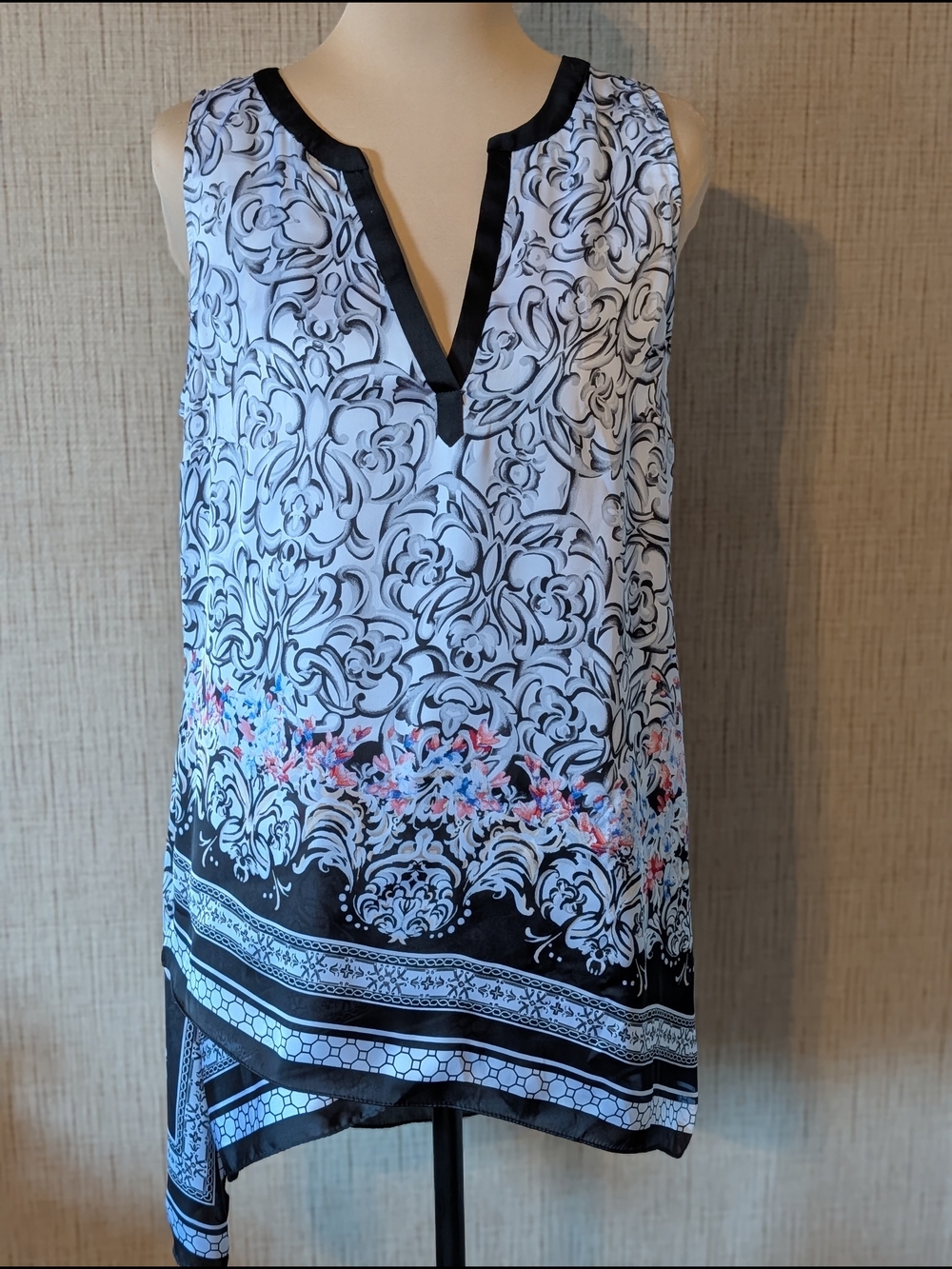 Black & White Floral-Print V-Neck Sleeveless Camisole